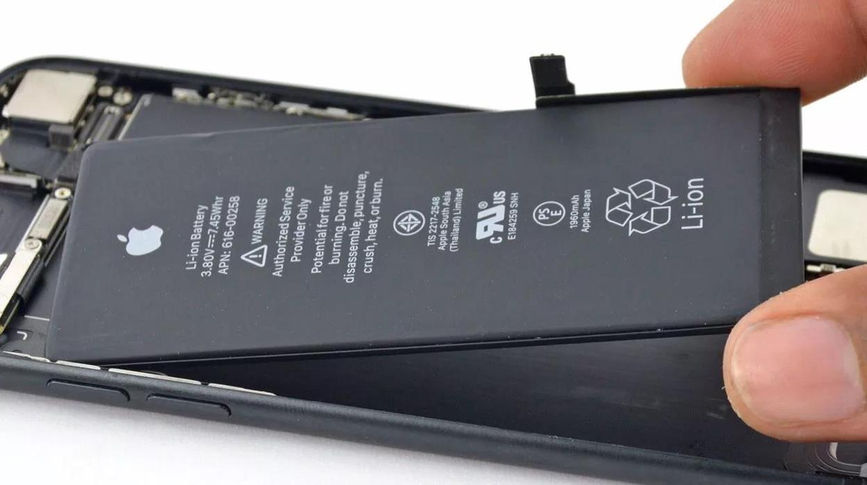 Detalle de una batería de Apple dentro de un iPhone