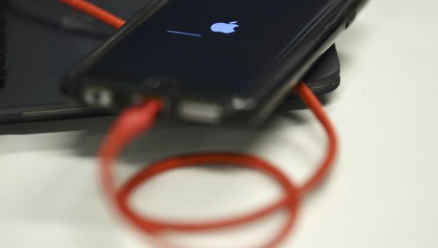 Una jueza de EE.UU. recomienda prohibir varios modelos de iPhone por infringir patentes