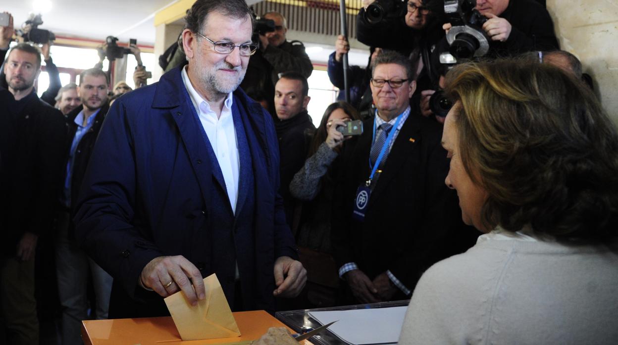 El expresidente del Gobierno, Mariano Rajoy, votando en las elecciones generales de diciembre de 2015