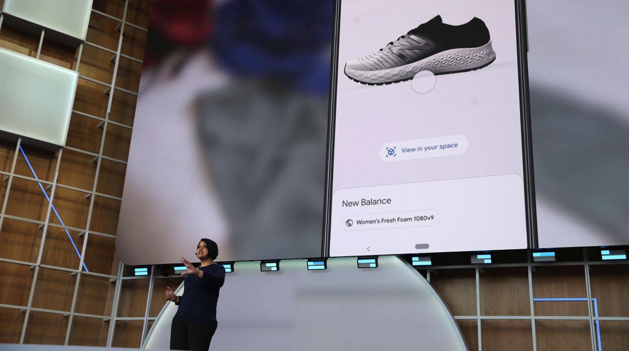 Aparna Chennapragada, vicepresidenta de Google para Lens, muestra el calzado en 3D
