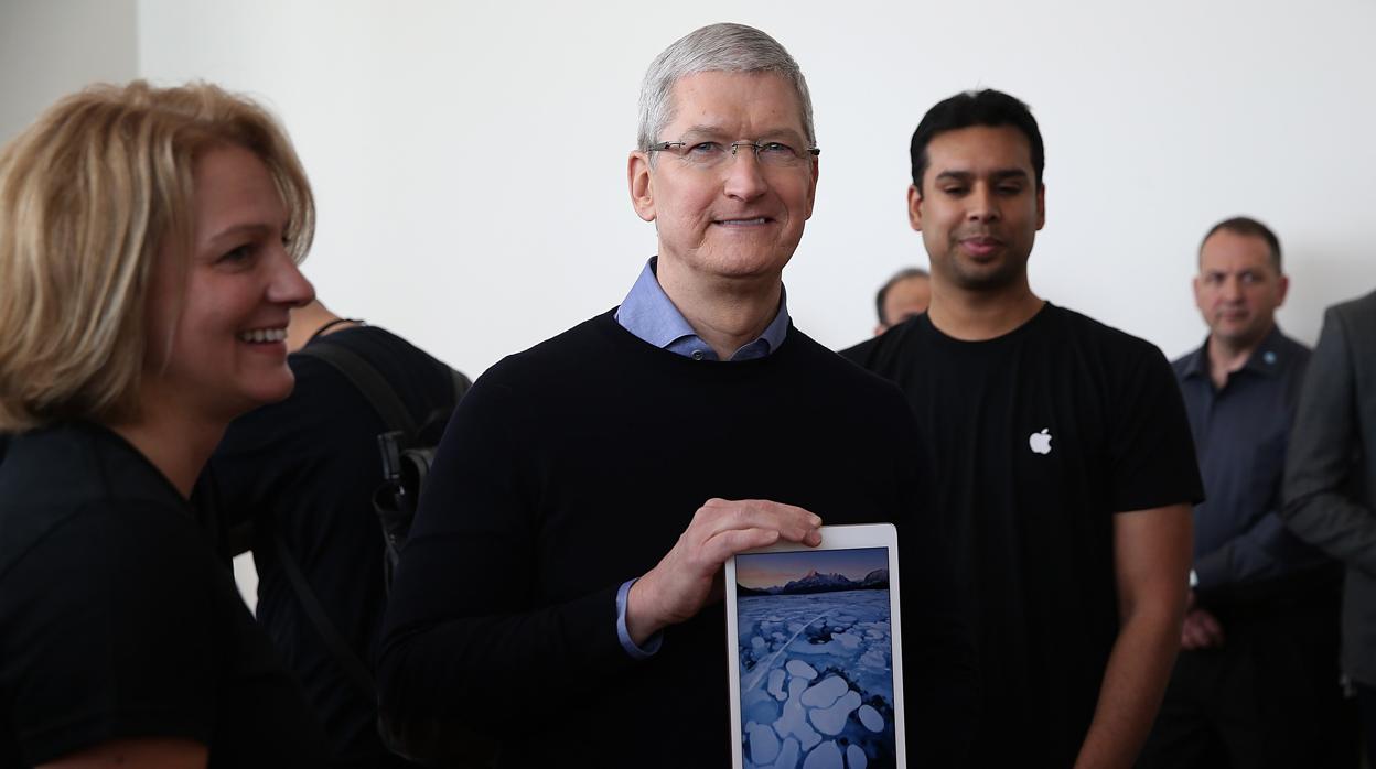 Tim Cook posa con un iPad Pro en 2017