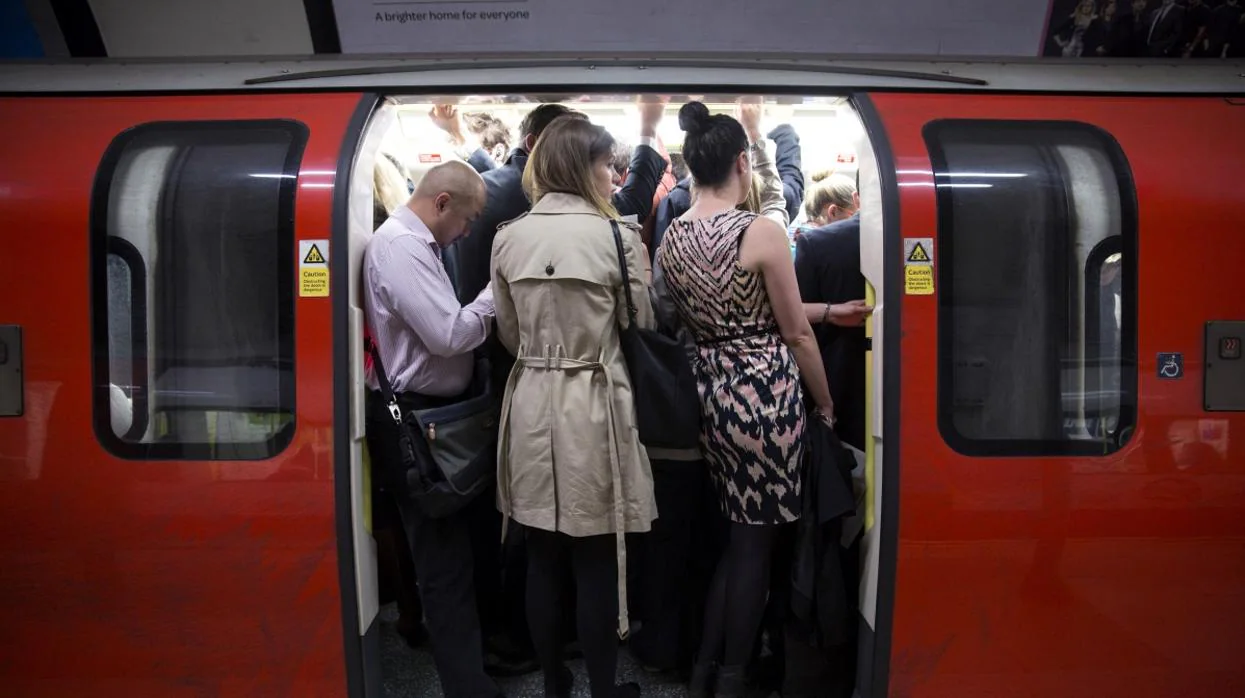 Vagón en el metro de Londres en hora punta