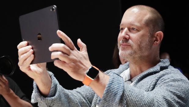 Jony Ive, el diseñador que dio forma al iPhone, deja Apple después de treinta años