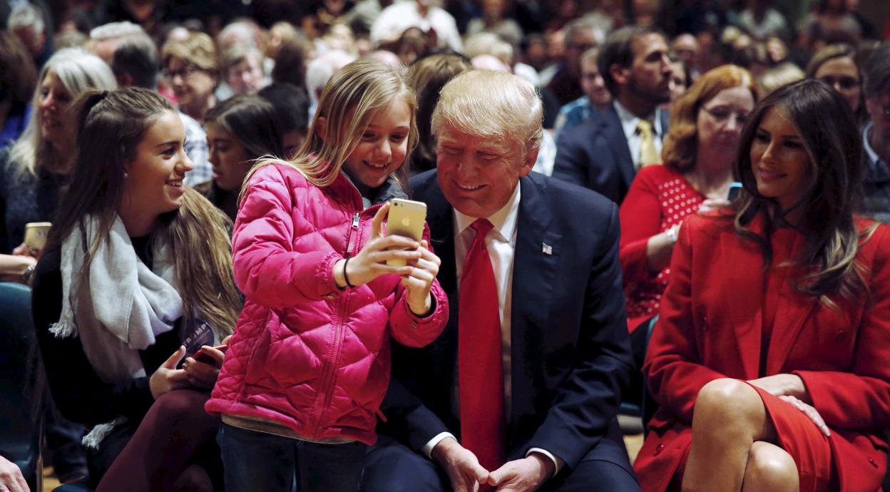 Donald Trump, presidente de Estados Unidos, habla con una niña en una convención republicana