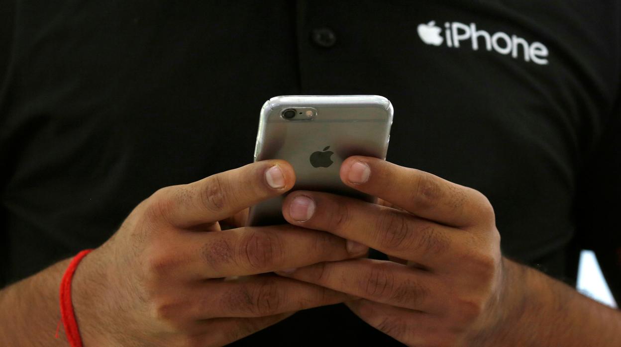 Francia multa a Apple por «ralentizar» sus iPhones