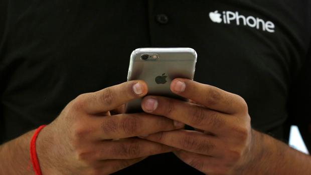 Francia multa a Apple por «ralentizar» sus iPhones