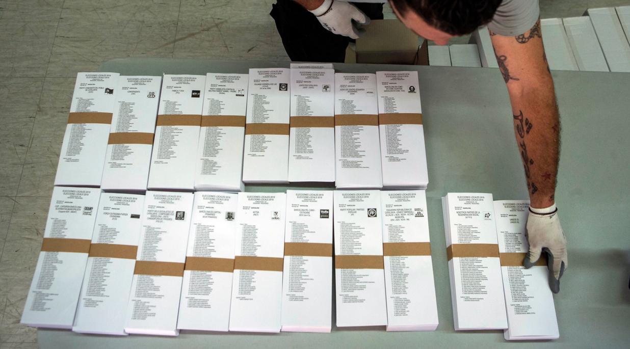 Un operario ordena papeletas electorales en mayo de 2019