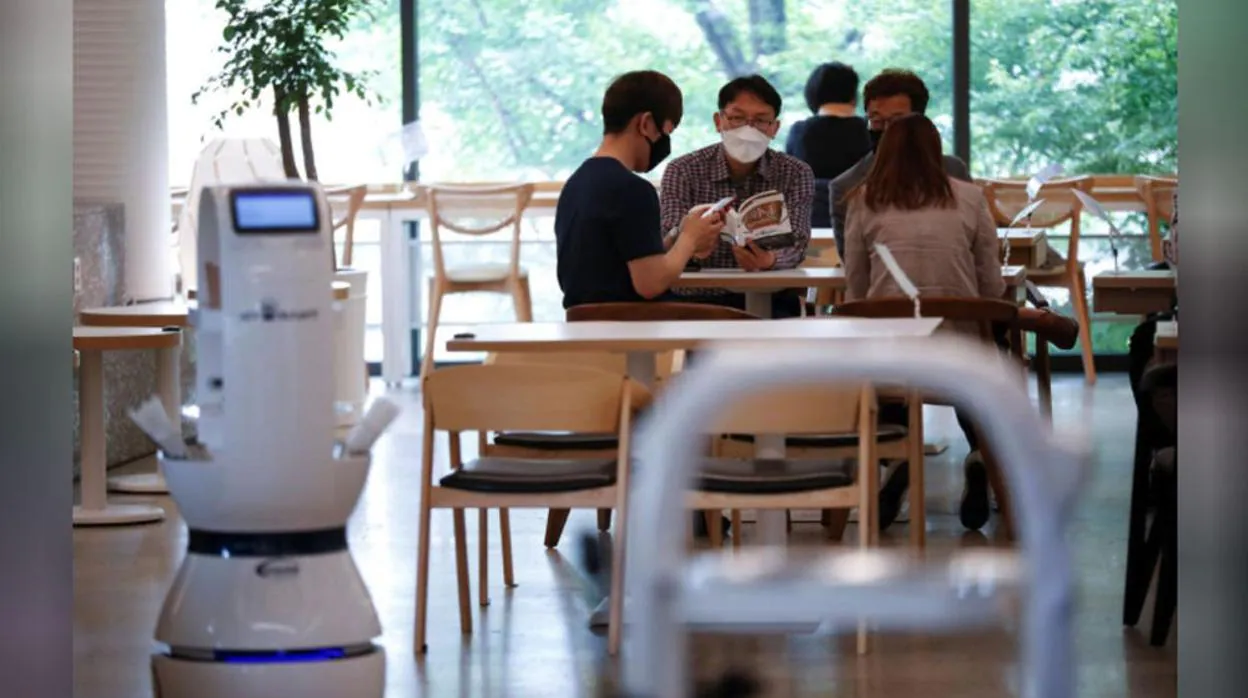 Robots camareros para proteger a los trabajadores en tiempos de pandemia