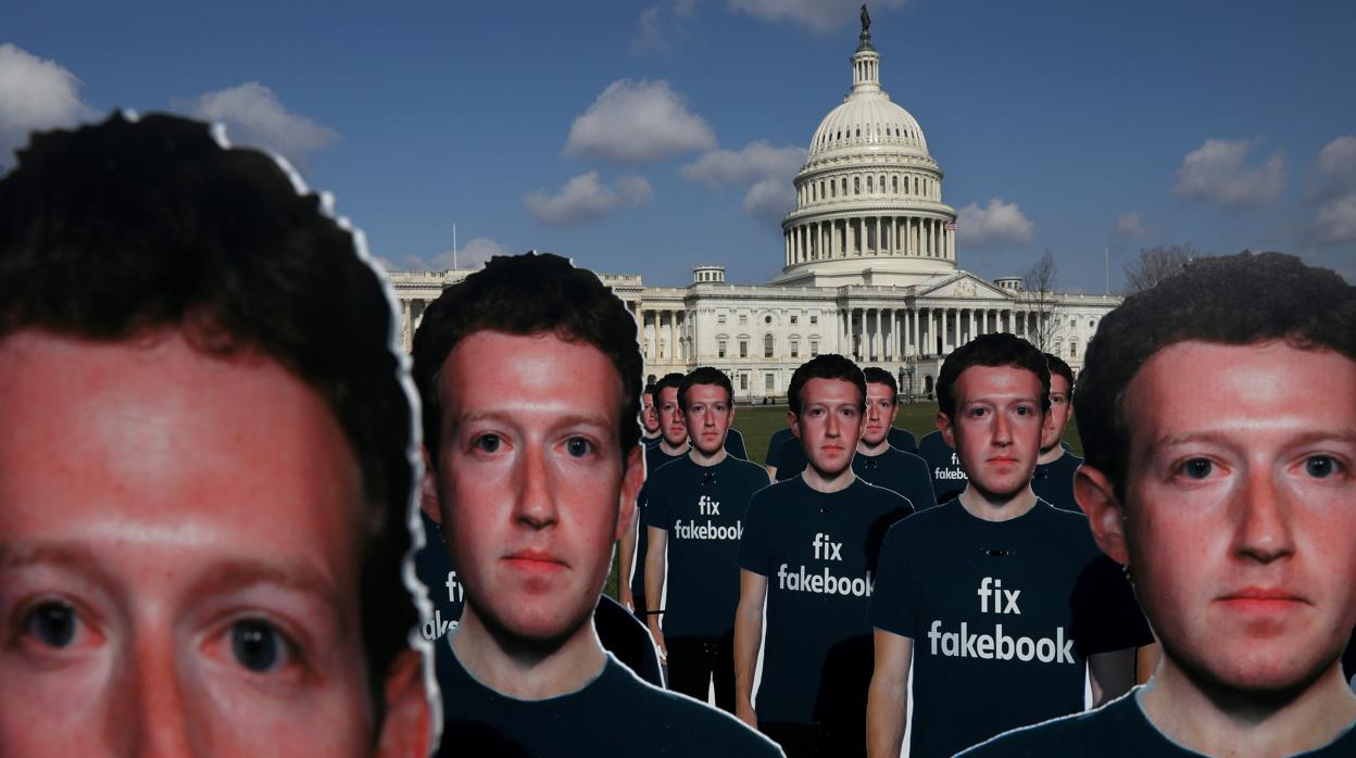 Decenas de cartones con la efigie de Mark Zuckerberg frente a la Casa Blanca