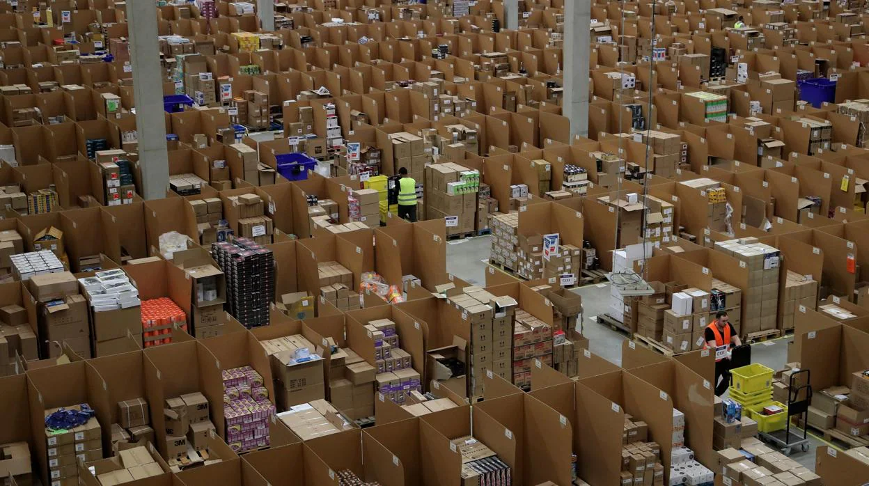 Operarios de la empresa logística Amazon mientras trabajan en un almacén en Rheinberg, Alemania, en 2018