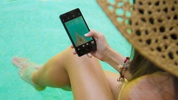 Cuidado con el calor y las baterías: los trucos para proteger tu 'smartphone' este verano