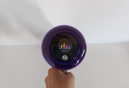 La pantalla, en la que se muestra información sobre la suciedad, se encuentra en la trasera del dispositivo