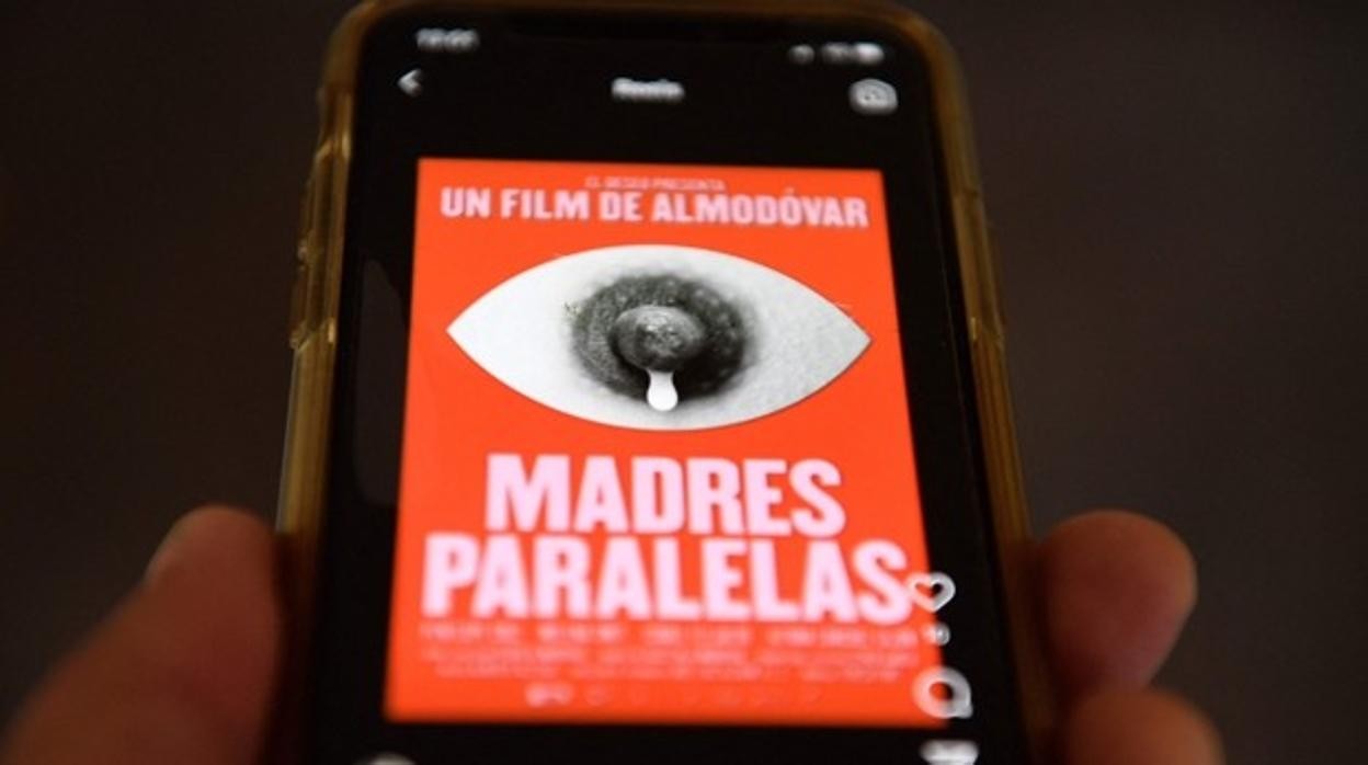 Cartel de la última película de Pedro Almodóvar, que fue censurado por Instagram
