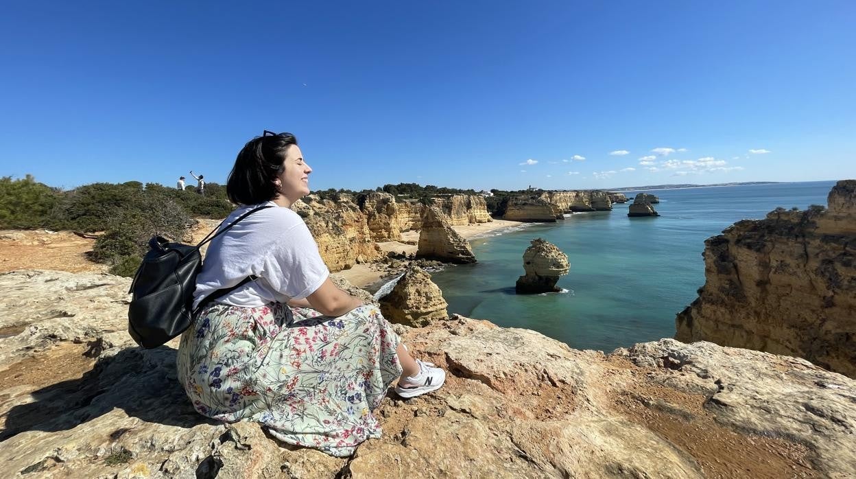 Carla, empresaria venezolana de 27 años, durante un viaje al Algarve portugués