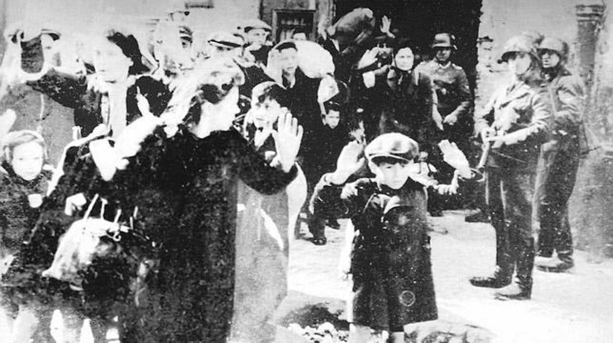 Tropas alemanas escoltan a un grupo de judíos en el gueto de Varsovia