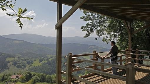 Mirador junto al sendero en el parque natural de Aizkorri-Aratz