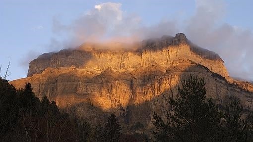 Últimos rayos del sol otoñal sobrela Muralla de la Fracuata en el Valle de Ordesa