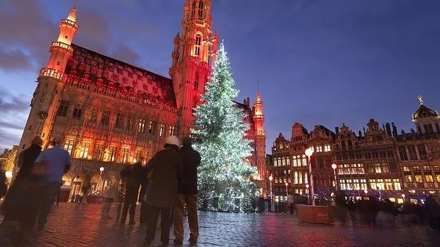 La Grand Place, en Bruselas, con las luces de la Navidad
