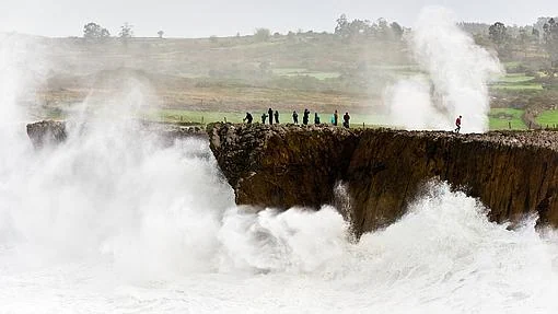 Las olas rompen con fuerza en la costa asturiana
