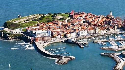 Vista del puerto de Gijón