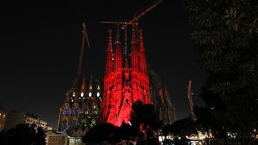 La Basílica de la Sagrada Familia, iluminada el 1 de diciembre como parte de la campaña 'Barcelona Sida, cuenta atrás'