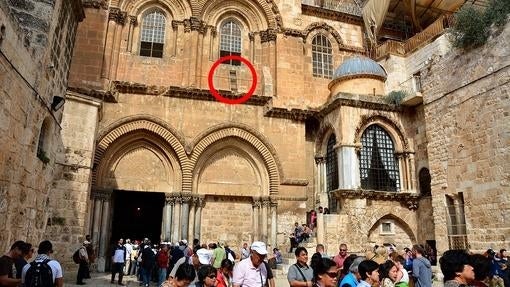 Fachada de la iglesia del Santo Sepulcro con la escalera abandonada marcada por un círculo