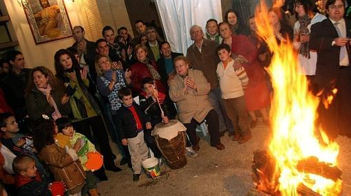 La Zambomba flamenca reúne a familia y amigos alrededor del fuego