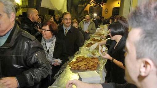 Cola de gente esperando para saborear los pestiños de Cádiz.Fuente: institucional.cadiz.es