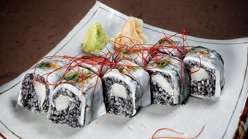 Ika Maki: roll de arroz negro relleno de viera, mayonesa de yuzu y velos de calamar