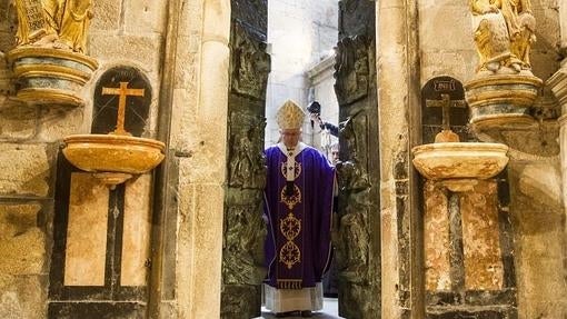 El arzobispo de Santiago Julián Barrio abre la Puerta de la Misericordia de la catedral de Santiago