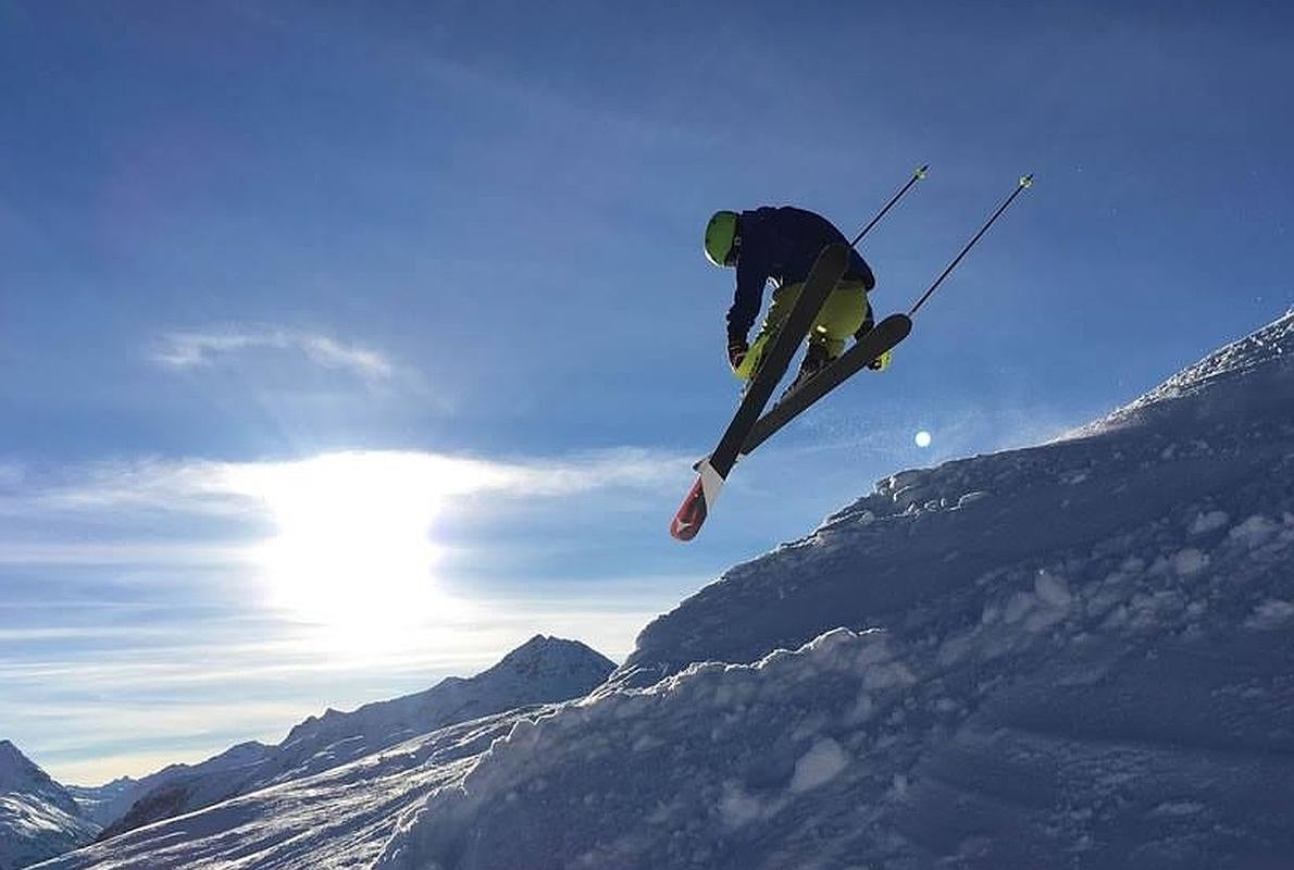 Un salto sobre la nieve, en St. Anton am Arlberg