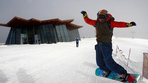 Un practicante de snowboard en una de las pistas todavía poco concurridas de Zhangjiakou