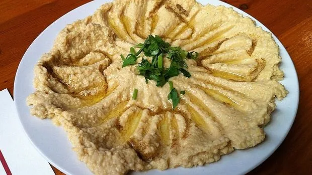 Hummus, una crema elaborada a partir de puré de garbanzos cocidos y otros ingredientes