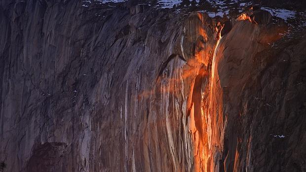 Así es la cascada de fuego del Parque Nacional de Yosemite