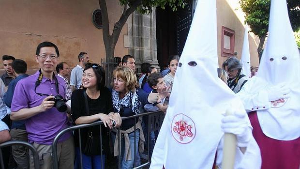 Turistas viendo la Semana Santa