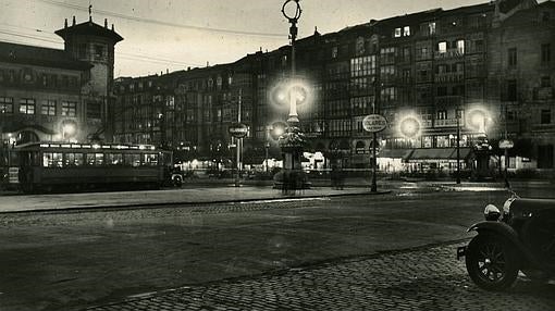 Imagen nocturna de La Ribera (actual Avda. de Calvo Sotelo) y Casa de Correos, 1935-1940. Colección Víctor del Campo Cruz, Centro de Documentación de la Imagen de Santander, CDIS, Ayuntamiento de Santander.