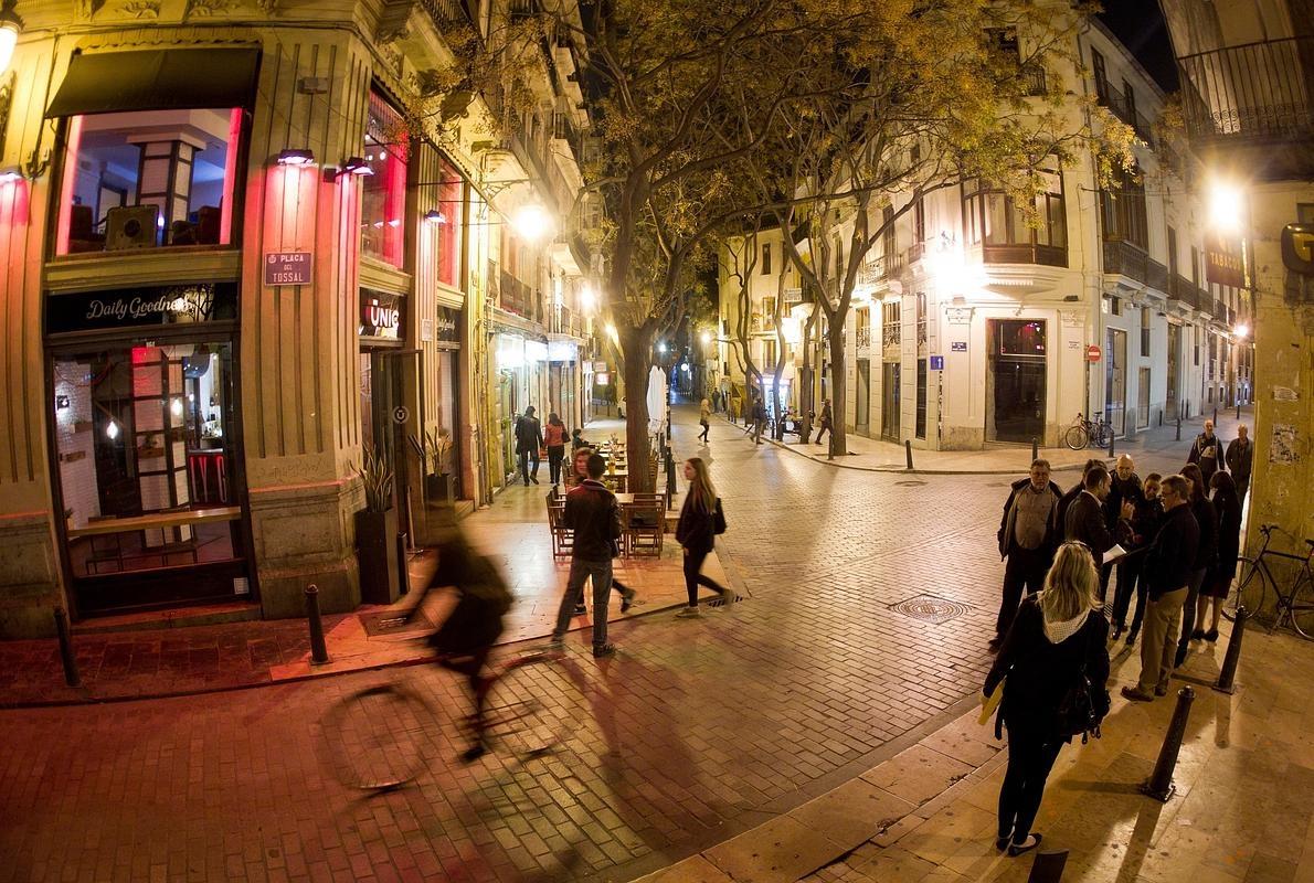 Imagen nocturna del Barrio del Carmen, en Valencia