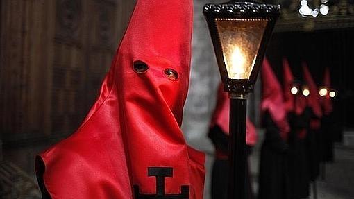 Procesión de la Hermandad Universitaria del Cristo de la Luz, en Valladolid