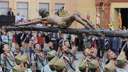 El Cristo de Mena o de la Buena Muerte, en manos de la Legión