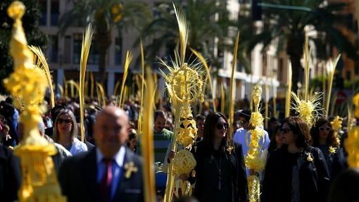 Miles de ilicitanos con las tradicionales palmas blancas arropan en Elche a la imagen de Jesús Triunfante en la multitudinaria procesión de Domingo de Ramos