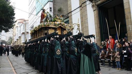 Los costaleros portan la talla de la Borriquita duraante la procesión que el Domingo de Ramos recorre las calles de Ferrol