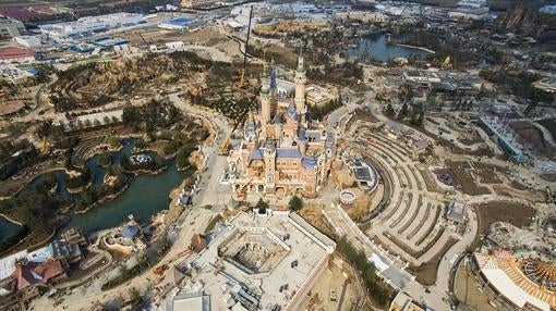 El primer parque Disney en China, visto desde el cielo