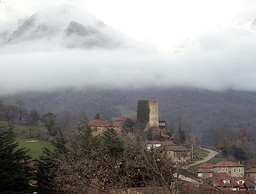 La torre defensiva, del siglo XIII, destaca en el paisaje de Mogrovejo