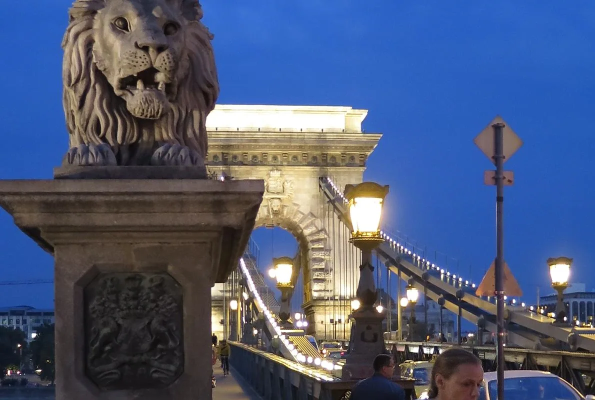 El misterio de los leones sin lengua y otros nueve secretos de Budapest