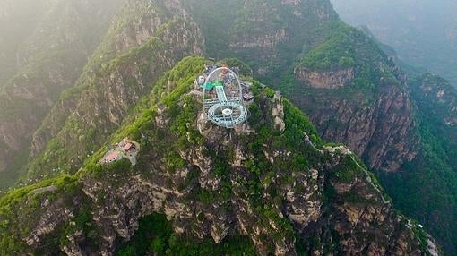 El vértigo de pasear por el mayor mirador de cristal del mundo