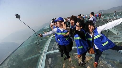 El vértigo de pasear por el mayor mirador de cristal del mundo