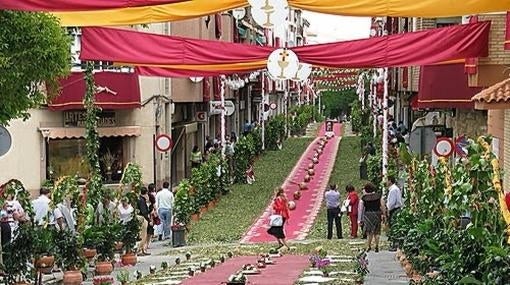 Las calles se engalanan de flores y palmas para recibir al Corpus. Fuente: andalucia.org