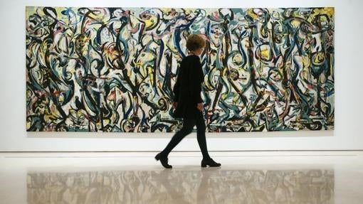 Una mujer observa la obra «Mural» del artista estadounidense Jackson Pollock, que se expone por primera vez en España. Forma parte de la exposición "Mural. Jackson Pollock. La energía hecha visible" en el Museo Picasso de Málaga. Hasta el 11 de septiembre