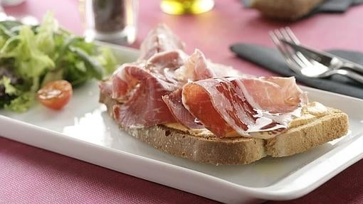 Jamón sobre tosta con salmorejo