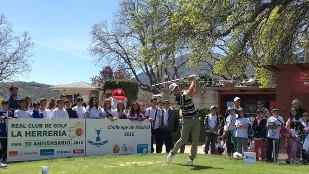 Pablo Martín-Benavides con alumnos programa Golf en Colegios